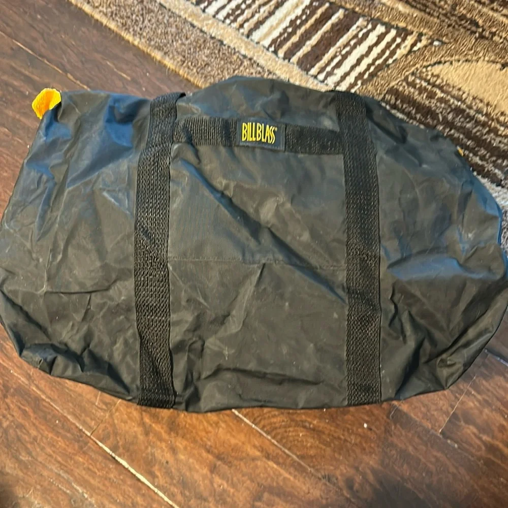 Nice tote for overnights BILLBLASS bag. Vintage bag. Needs a little cleaning!